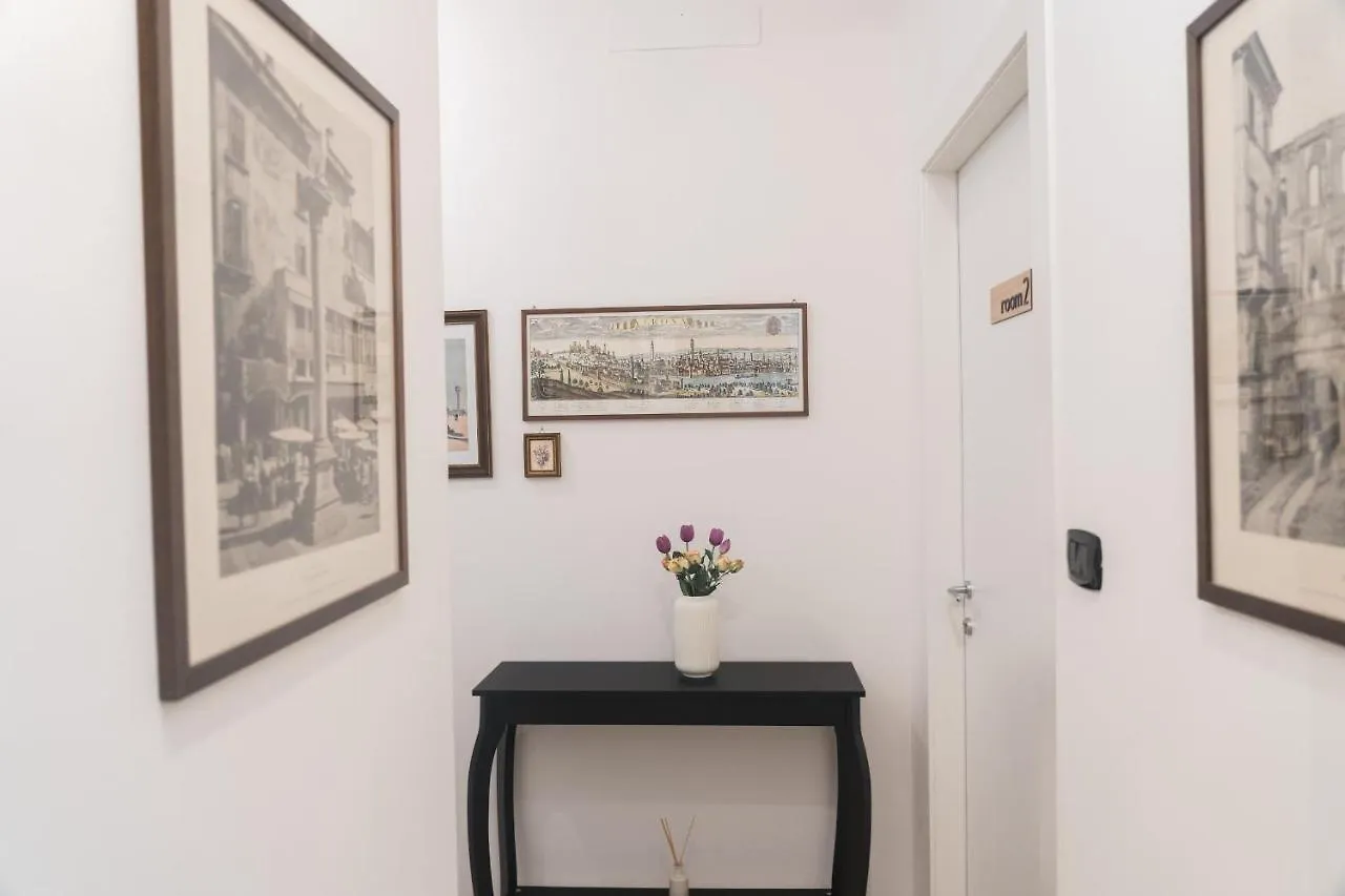 Arena Rooms Verona 0*,